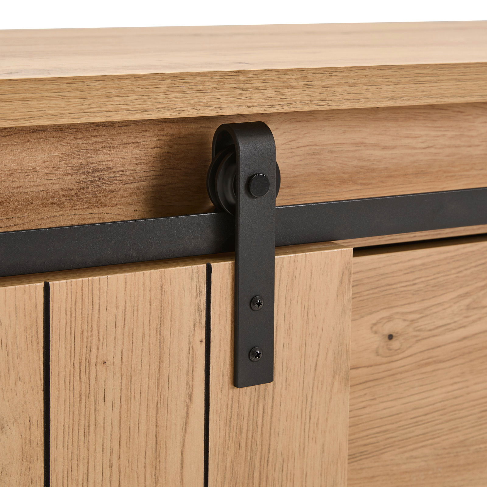 Detailansicht eines Sideboards mit Holzoberfläche und schwarzem Metallschiebemechanismus.