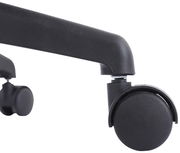 Nahaufnahme einer schwarzen Stuhlrolle eines Homeoffice Drehstuhls