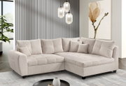 Beige Ecksofa in einem modernen Wohnzimmer, seitliche Perspektive