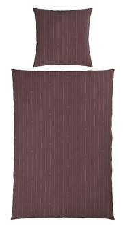 Wendebettwäsche-Set in Dunkelrot mit feinen vertikalen Streifen, bestehend aus einem Kissenbezug und einem Bettdeckenbezug, aus der Vogelperspektive.