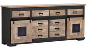 Rustikales Sideboard aus Holz mit Schubladen und Schiebetüren, seitliche Perspektive