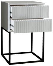 Moderne Nachtkommode mit zwei Schubladen, geriffelter Front und schwarzem Metallgestell, seitliche Perspektive