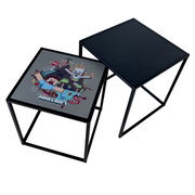 Twee vierkante bijzettafels met een zwart metalen onderstel; één tafel met een Minecraft-motief op het tafelblad, de andere met een zwart blad, schuin van bovenaf gefotografeerd in driekwartperspectief.