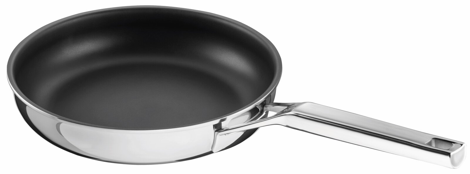 Edelstahl-Bratpfanne mit schwarzer Antihaftbeschichtung und langem Metallgriff, freigestellt auf weißem Hintergrund, Ansicht schräg von oben