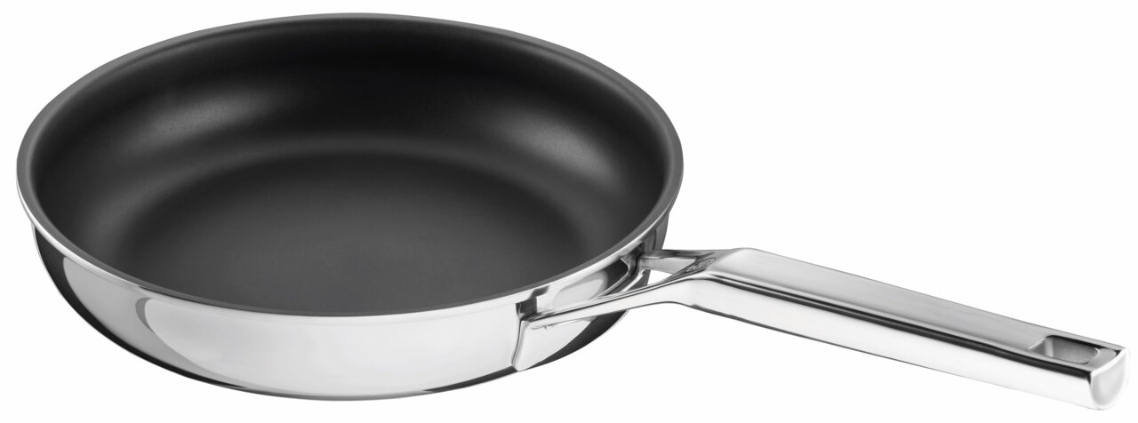 Schulte-Ufer Bratpfanne 24 cm QUASAR Edelstahl-Bratpfanne mit schwarzer Antihaftbeschichtung und langem Metallgriff, freigestellt auf weißem Hintergrund, Ansicht schräg von oben