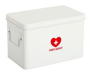 Weiße Medizinbox mit rotem Herz und Kreuz, Aufschrift 'First Aid Kit', seitliche Perspektive