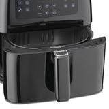 Nahaufnahme einer geöffneten Heißluftfritteuse mit Bedienfeld und herausziehbarem Korb.