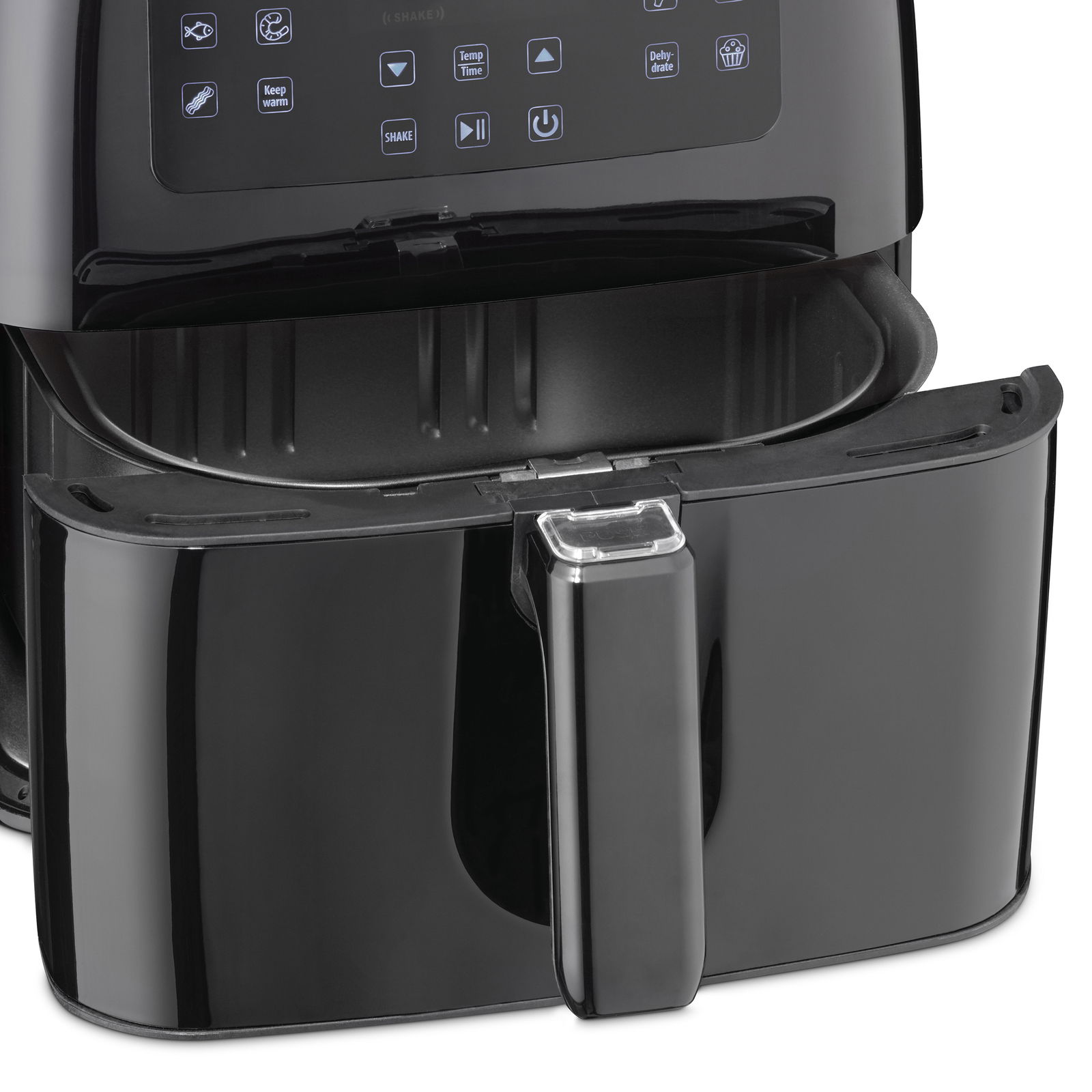 Nahaufnahme einer geöffneten Heißluftfritteuse mit Bedienfeld und herausziehbarem Korb.