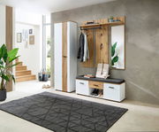 Modernes Garderoben-Set in einem hellen Raum, bestehend aus einem hohen Schrank, einer Sitzbank mit Stauraum und einer Wandgarderobe mit Spiegel. Perspektive von vorne.