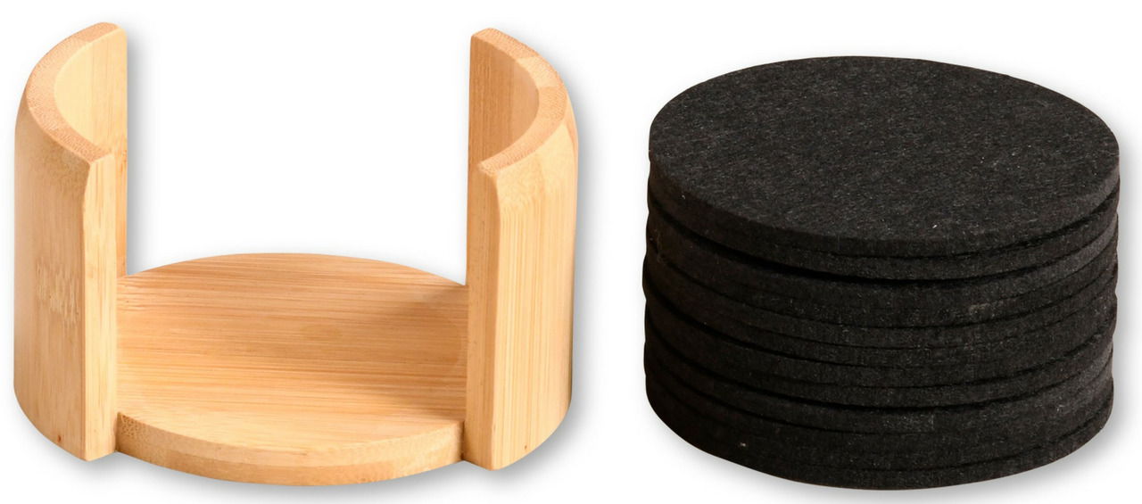 Ein Set aus 12 runden Filzuntersetzern in Schwarz, gestapelt neben einem halbrunden Holzhalter. Perspektive von vorne.
