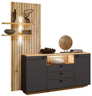 Moderne Sideboardkombination mit Holz- und Metallelementen, seitliche Regale und dekorative Beleuchtung, Frontalansicht