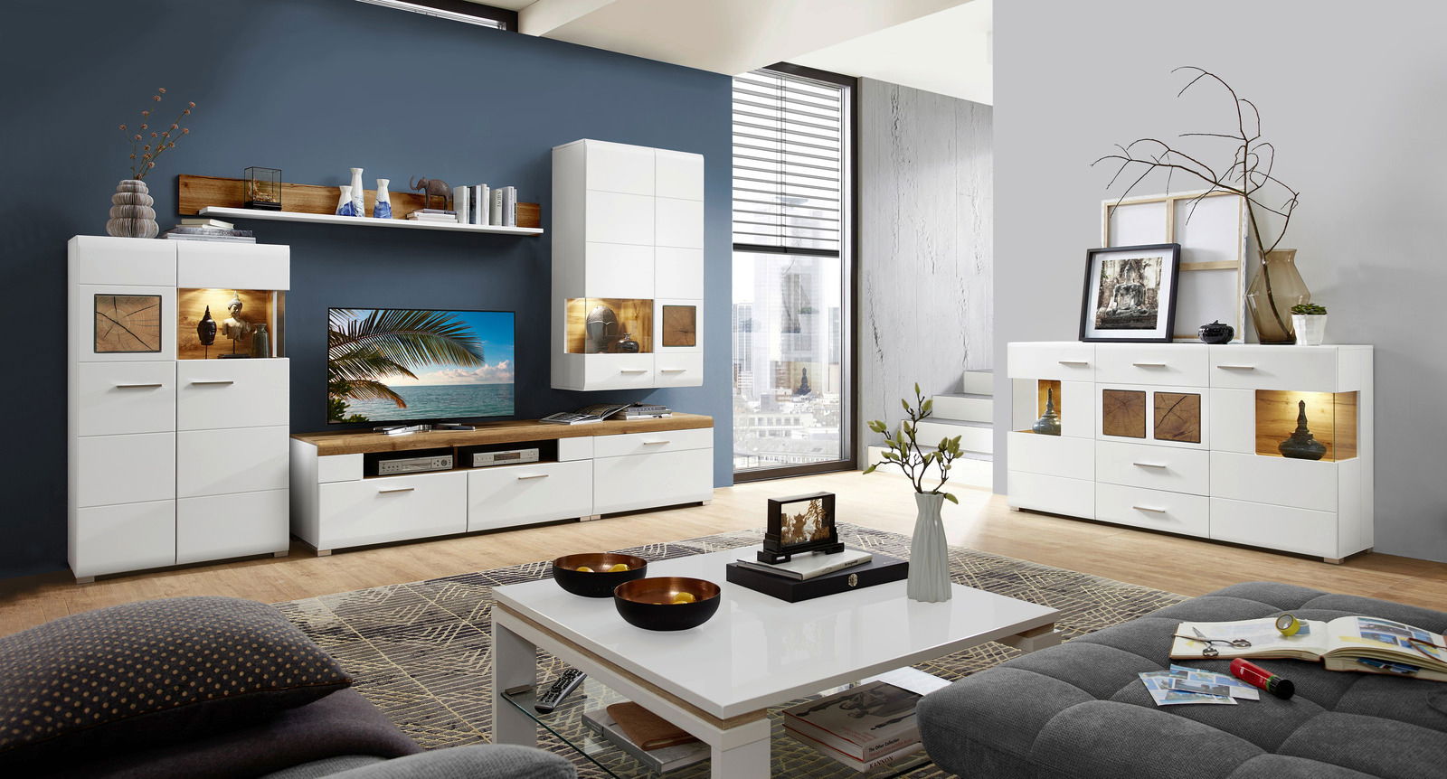 Moderne Wohnwand und Sideboard in einem stilvollen Wohnzimmer mit weißem Hochglanz-Finish und Holzakzenten, seitliche Perspektive.