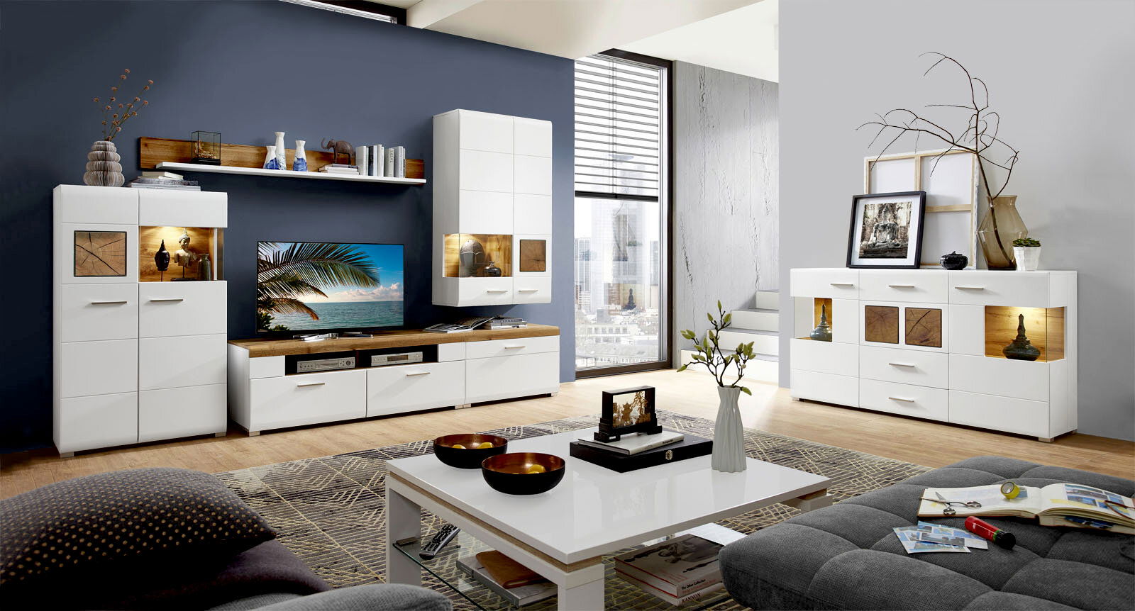 Moderne Wohnwand und Sideboard in einem stilvollen Wohnzimmer mit weißem Hochglanz-Finish und Holzakzenten, seitliche Perspektive.