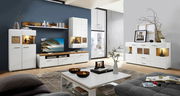 Moderne Wohnwand und Sideboard in einem stilvollen Wohnzimmer mit weißem Hochglanz-Finish und Holzakzenten, seitliche Perspektive.