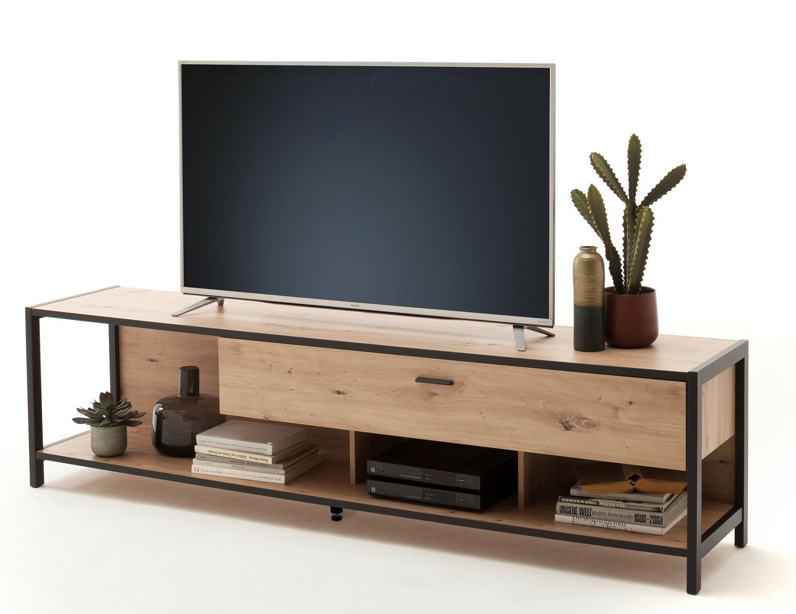 TV-Lowboard aus Holz mit schwarzem Metallrahmen, dekoriert mit einem Fernseher, Pflanzen und Büchern, seitliche Perspektive