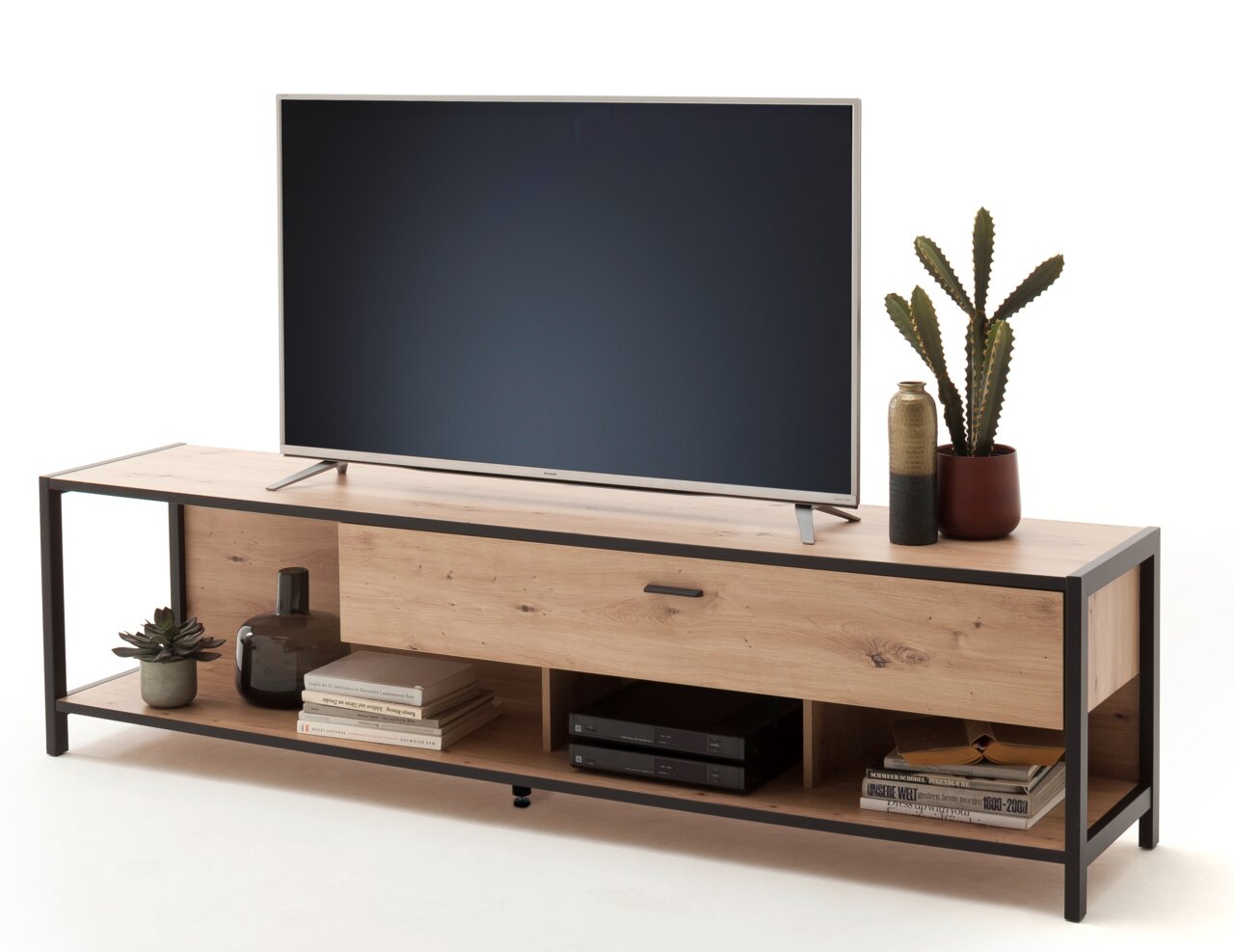 Houten tv-kast met een zwart metalen frame, versierd met een tv, planten en boeken, zijaanzicht
