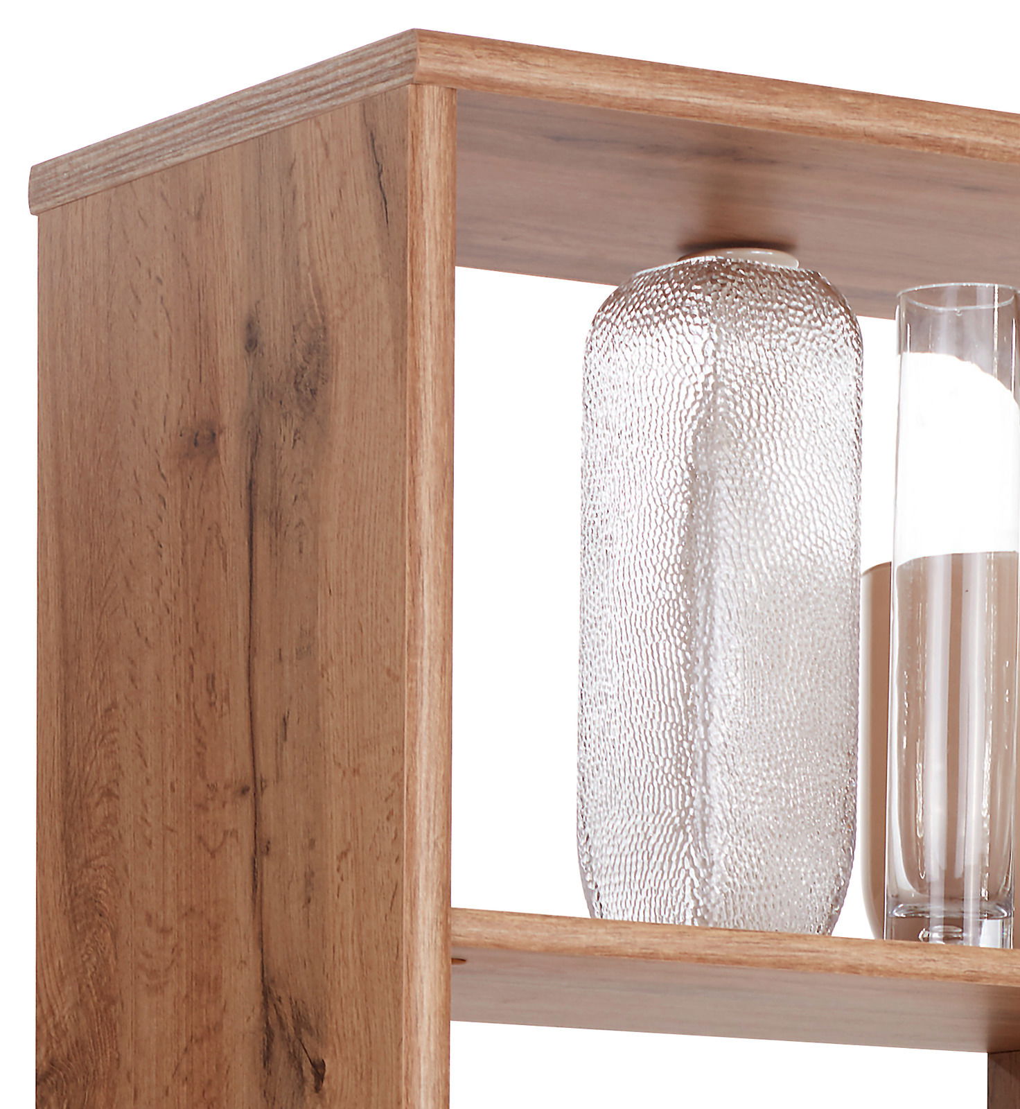 Nahaufnahme eines Raumteilers oder Regals aus Holz mit dekorativen Glasvasen, seitliche Perspektive