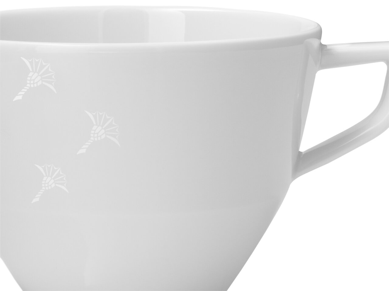 Nahaufnahme einer weißen Tasse mit dezentem Muster und Henkel, seitliche Perspektive