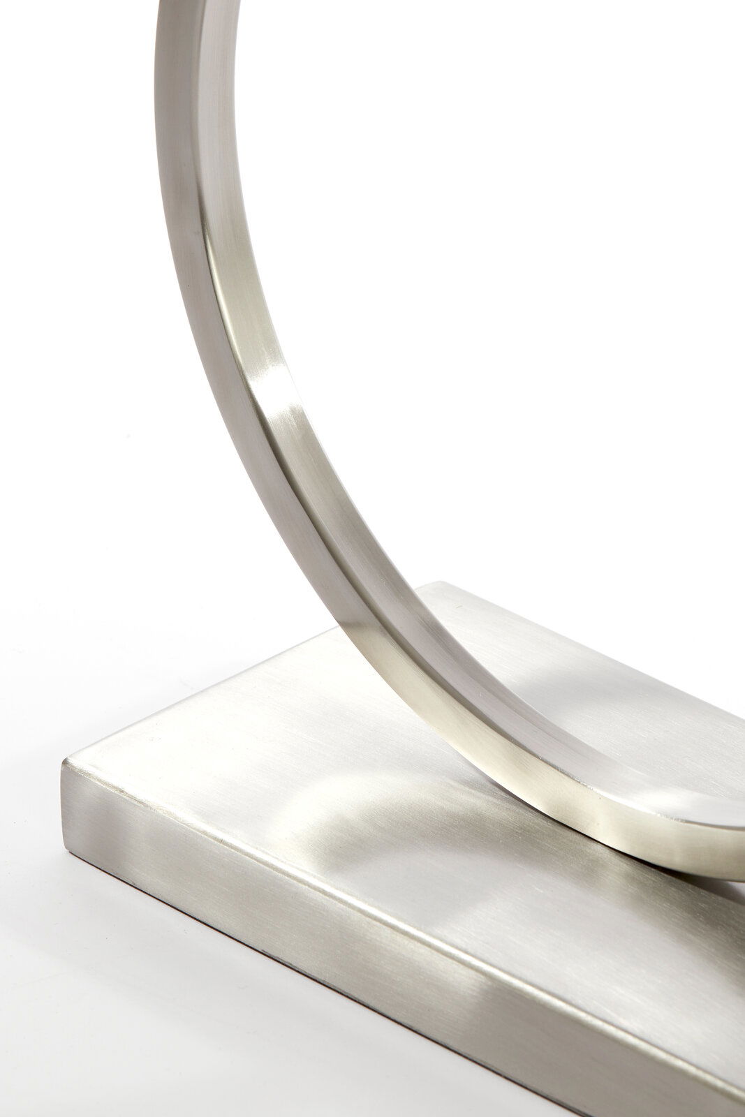 Light&Living Lampenfuß LIVA Nahaufnahme eines modernen, gebogenen Lampenfußes aus gebürstetem Metall, seitliche Perspektive.