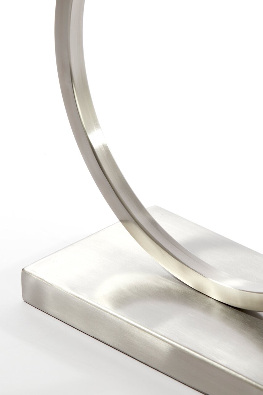 Light&Living Lampenfuß LIVA Nahaufnahme eines modernen, gebogenen Lampenfußes aus gebürstetem Metall, seitliche Perspektive.