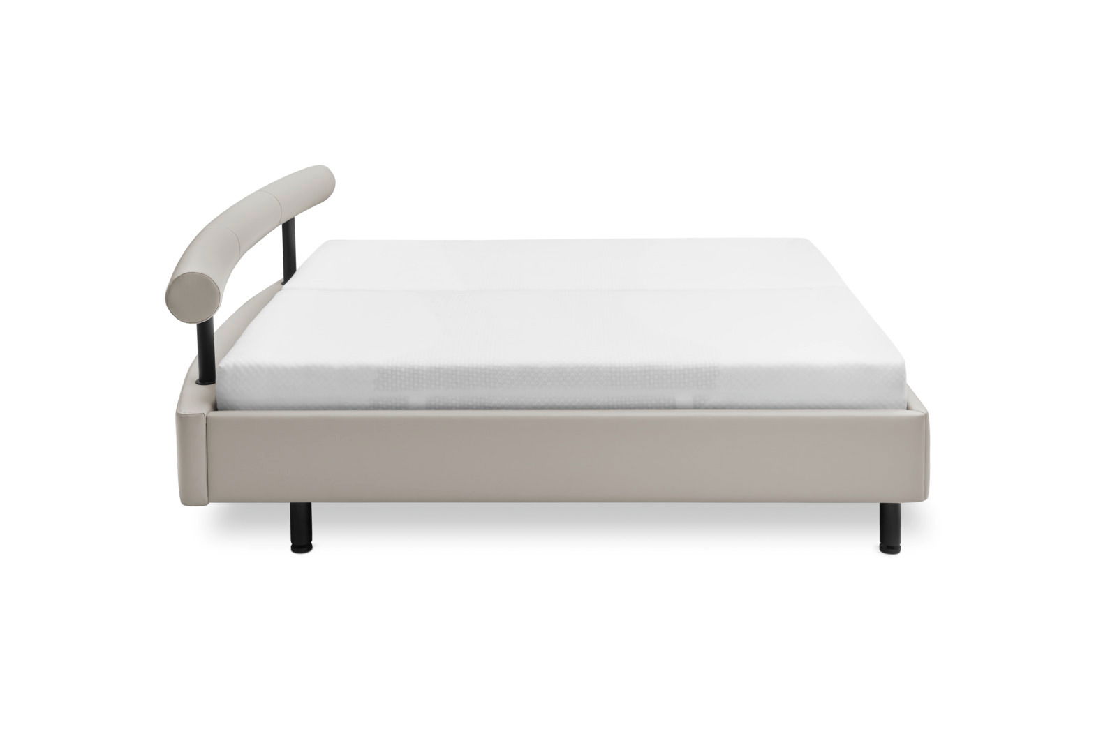 Seitliche Ansicht eines modernen Polsterbetts mit hellem Bezug und schwarzem Gestell.