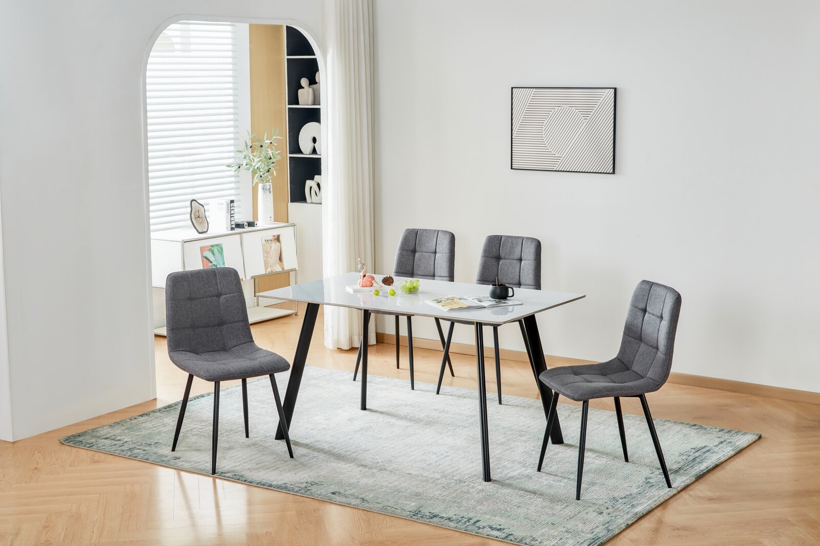 Stylife Stuhl JEFF Modernes Esszimmer-Set mit rechteckigem Esstisch mit heller Tischplatte und schwarzen Metallbeinen sowie vier grauen Polsterstühlen auf Teppich, perspektivisch in schräger Frontansicht von links fotografiert.