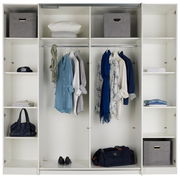 Offener Dreh- und Schwebetürenschrank mit vier Türen, gefüllt mit Kleidung, Schuhen und Aufbewahrungsboxen, frontal betrachtet.