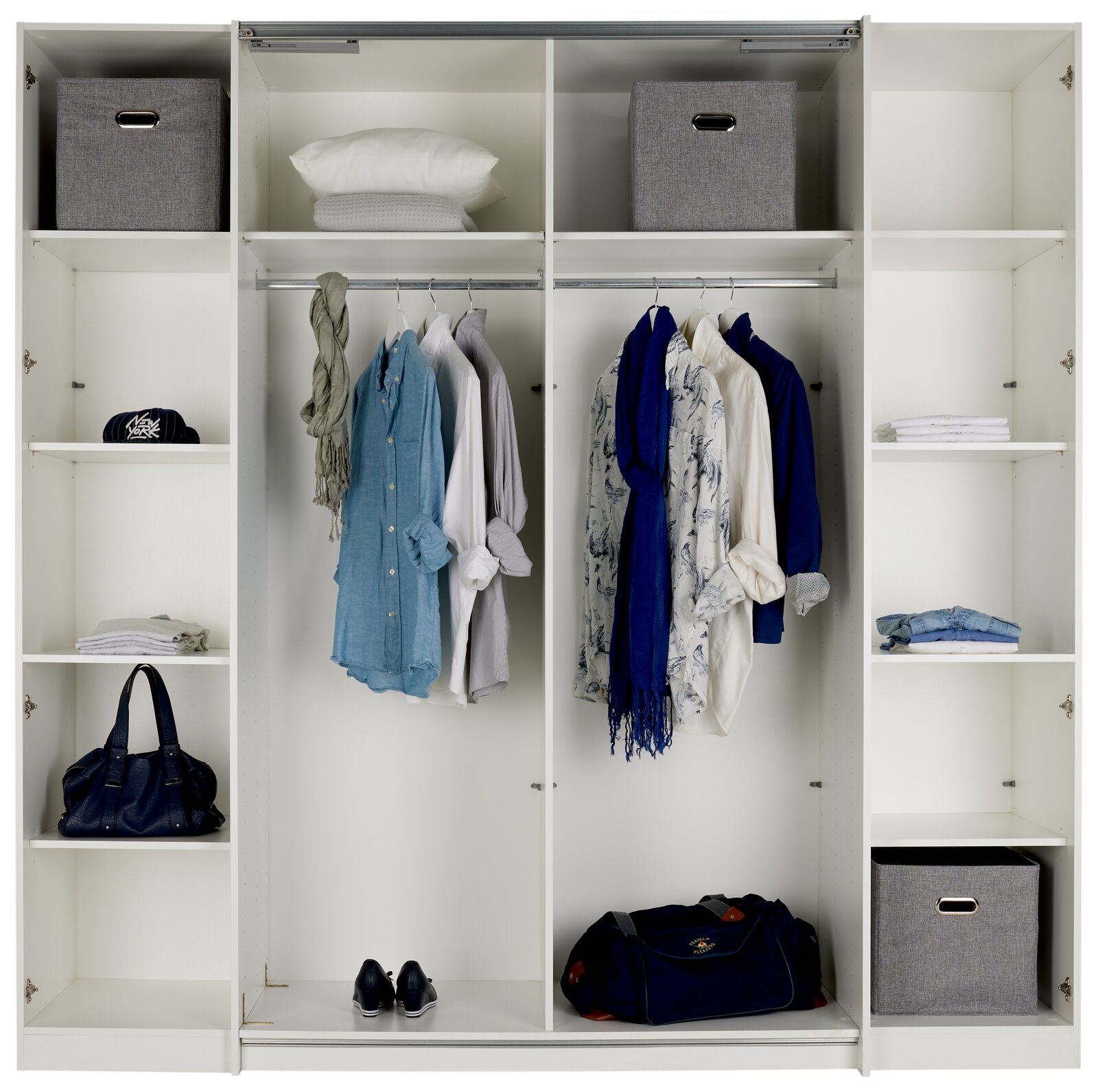 Offener Dreh- und Schwebetürenschrank mit vier Türen, gefüllt mit Kleidung, Schuhen und Aufbewahrungsboxen, frontal betrachtet.