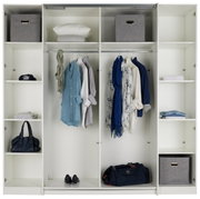 Open draai- en schuifdeurkast met vier deuren, gevuld met kleding, schoenen en opbergdozen, gezien vanaf de voorkant.