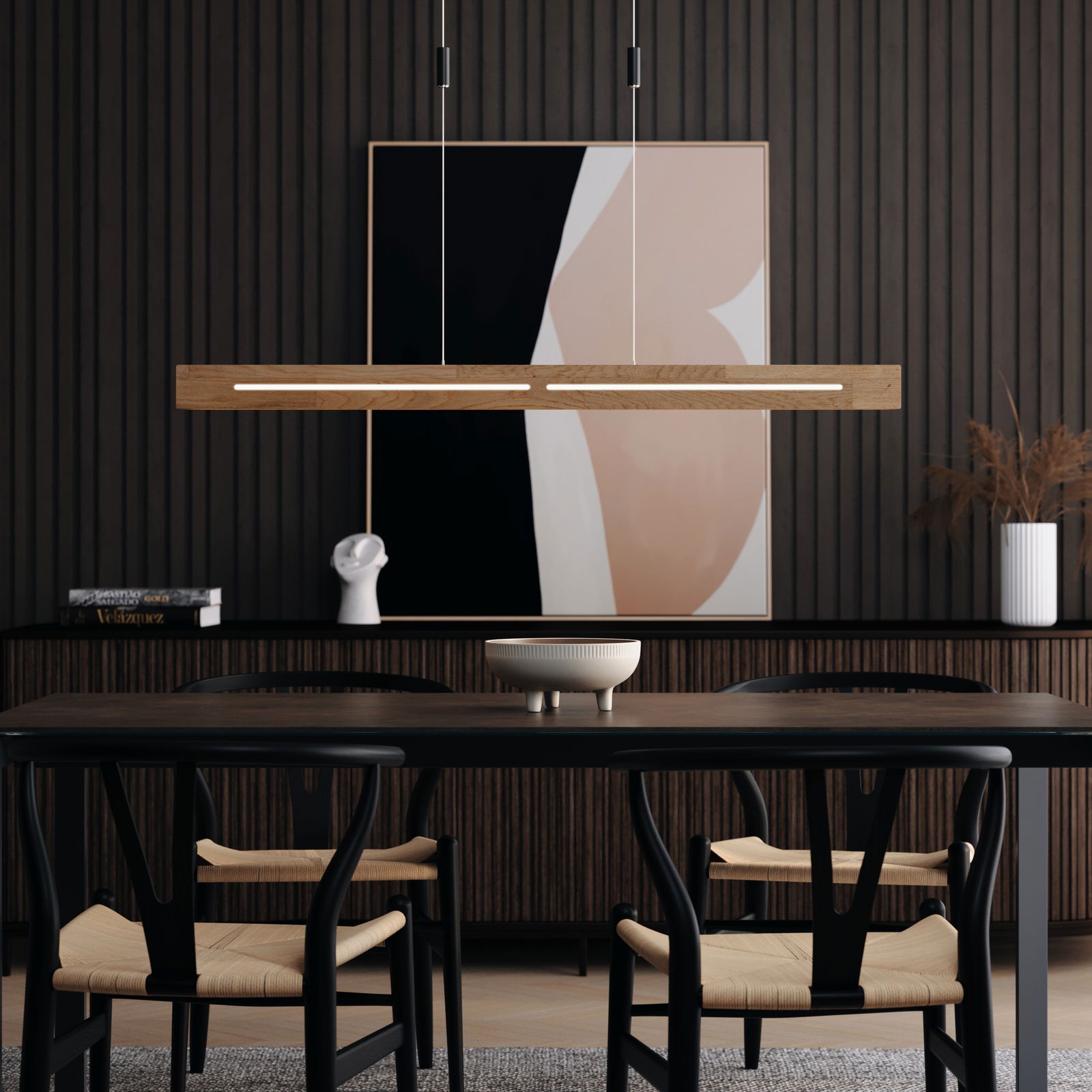 Moderne LED-Pendelleuchte aus Holz, von vorne betrachtet, über einem stilvollen Esstisch in einem eleganten Esszimmer.