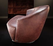 Brauner Ledersessel in Seitenansicht mit elegantem, modernem Design.