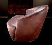 Brauner Ledersessel in Seitenansicht mit elegantem, modernem Design.