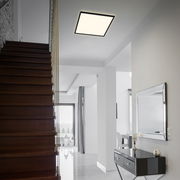 Moderne LED-Deckenleuchte in quadratischer Form, installiert in einem stilvollen, hellen Flur mit Treppenansicht.