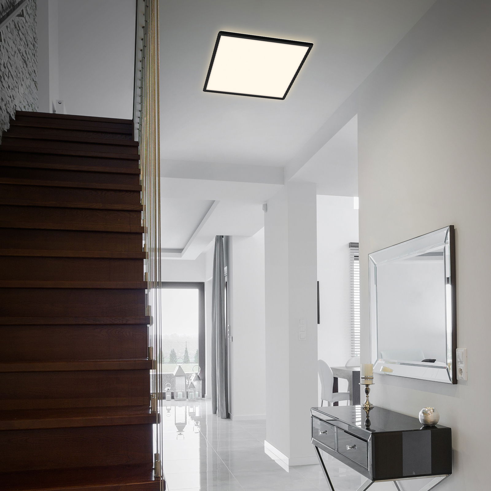 Moderne LED-Deckenleuchte in quadratischer Form, installiert in einem stilvollen, hellen Flur mit Treppenansicht.