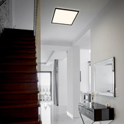 Moderne LED-Deckenleuchte in quadratischer Form, installiert in einem stilvollen, hellen Flur mit Treppenansicht.
