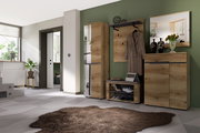 Garderoben-Set 5-tlg. in einer modernen Wohnung, bestehend aus einem hohen Schrank, einer Wandgarderobe mit Haken und Ablage, einem Schuhregal und einem Spiegel, aus Holz mit natürlicher Maserung, Perspektive von schräg vorne.