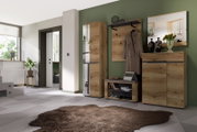 5-delige garderobeset in een modern appartement, bestaande uit een hoge kast, een wandgarderobe met haken en een plank, een schoenenrek en een spiegel, van hout met een natuurlijke nerf, gezien vanuit een schuin vooraanzicht.