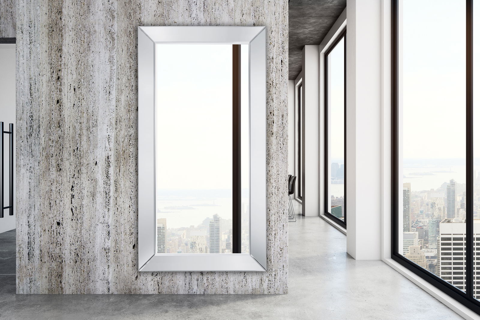 Großer rechteckiger Spiegel mit silbernem Rahmen, an einer modernen Betonwand montiert, mit Blick auf eine Stadtlandschaft durch große Fenster.