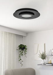 Moderne schwarze LED-Deckenleuchte mit sternenähnlichen Mustern, von unten betrachtet in einem stilvoll eingerichteten Raum.