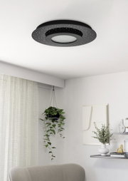 Moderne schwarze LED-Deckenleuchte mit sternenähnlichen Mustern, von unten betrachtet in einem stilvoll eingerichteten Raum.