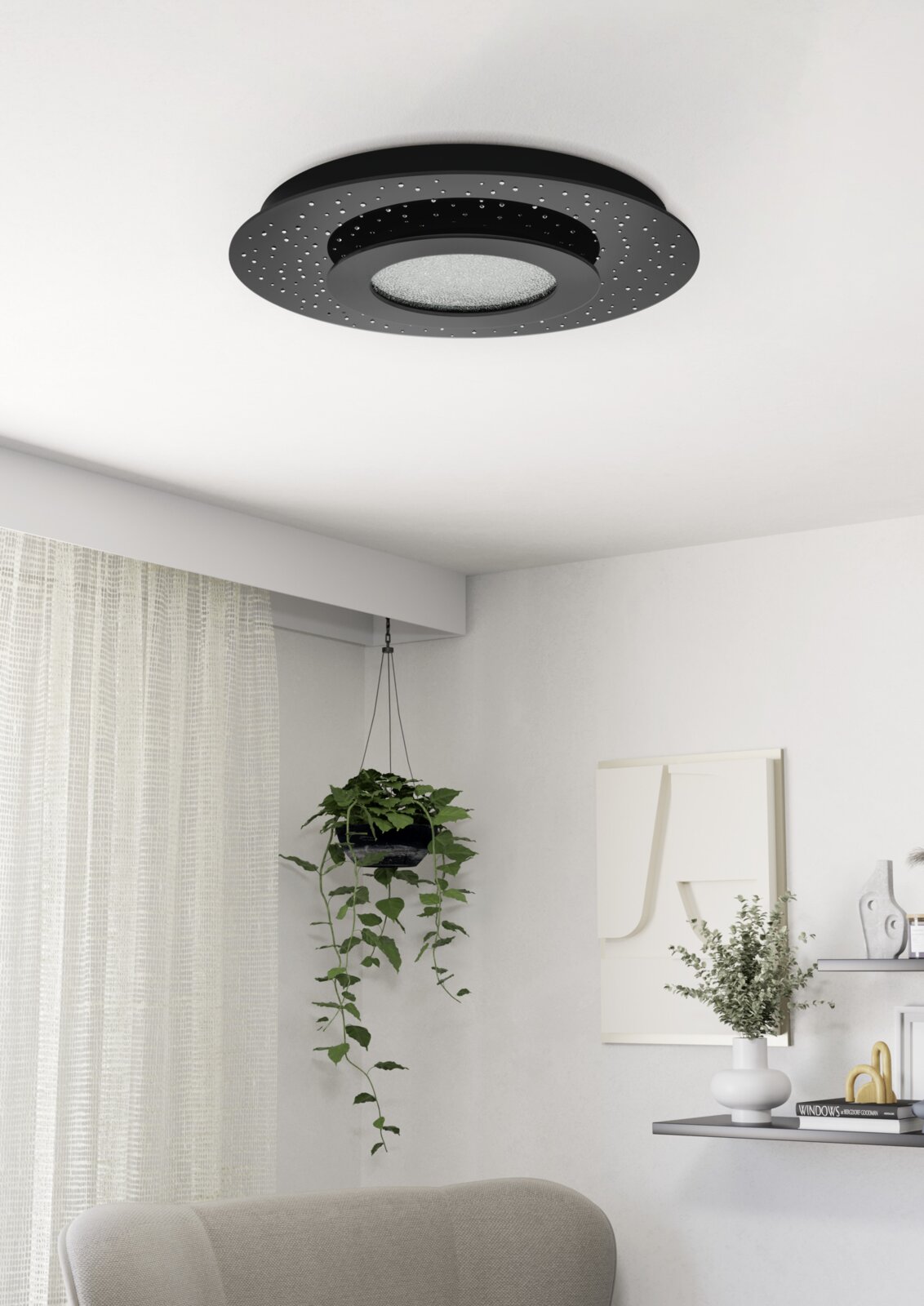 Moderne schwarze LED-Deckenleuchte mit sternenähnlichen Mustern, von unten betrachtet in einem stilvoll eingerichteten Raum.