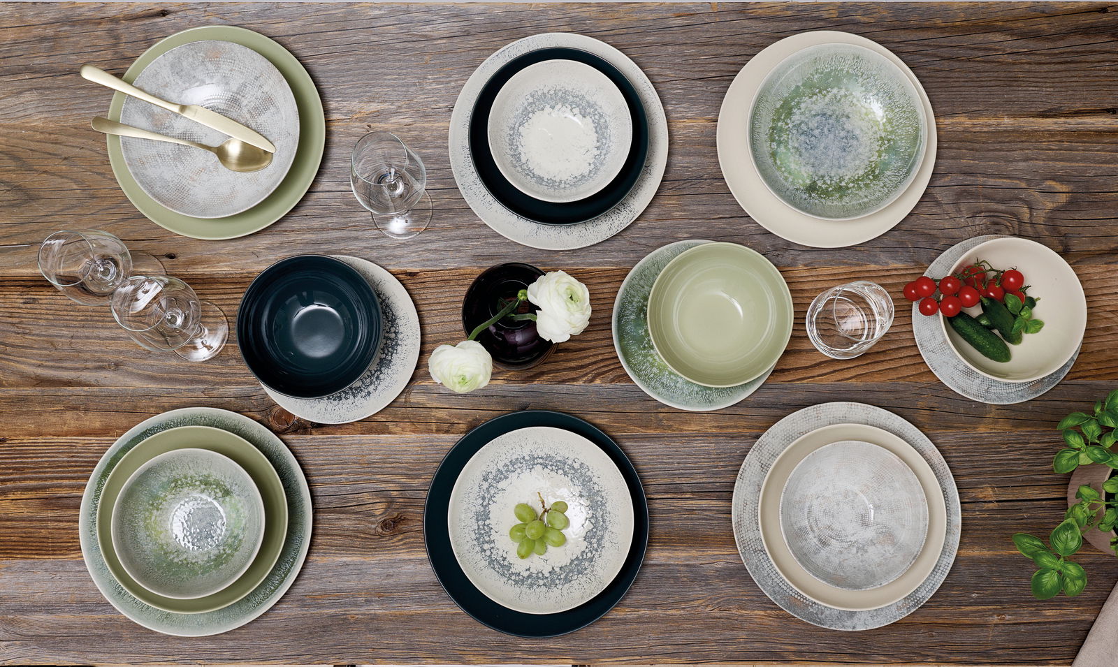 Ritzenhoff & Breker Suppenteller CECINA jade Vogelperspektive auf einen gedeckten Tisch mit verschiedenen Tellern und Schalen in Jade- und Cremetönen, dekoriert mit Besteck, Gläsern und frischen Zutaten.