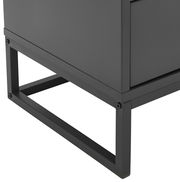 Detailansicht der unteren Ecke einer modernen, schwarzen Nachtkonsole mit Metallrahmen.