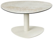 Runder Couchtisch mit heller, marmorierter Tischplatte und einem zentralen, weißen Standfuß. Perspektive von schräg oben.