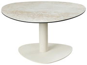 Runder Couchtisch mit heller, marmorierter Tischplatte und einem zentralen, weißen Standfuß. Perspektive von schräg oben.