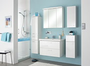 Moderner weißer Wandschrank in einem stilvollen Badezimmer, frontal betrachtet, mit blauer Wand und Dusche im Hintergrund.