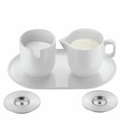 WMF Barista Milch & Zucker Set aus der Vogelperspektive, bestehend aus einem Milchkännchen und einem Zuckergefäß auf einem Tablett, mit zwei Edelstahluntersetzern.