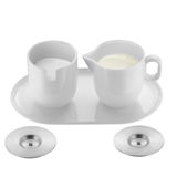 WMF Barista Milch & Zucker Set aus der Vogelperspektive, bestehend aus einem Milchkännchen und einem Zuckergefäß auf einem Tablett, mit zwei Edelstahluntersetzern.