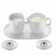 WMF Barista melk- en suikerset gezien vanuit vogelperspectief, bestaande uit een melkkan en een suikerpot op een dienblad, met twee roestvrijstalen onderzetters.