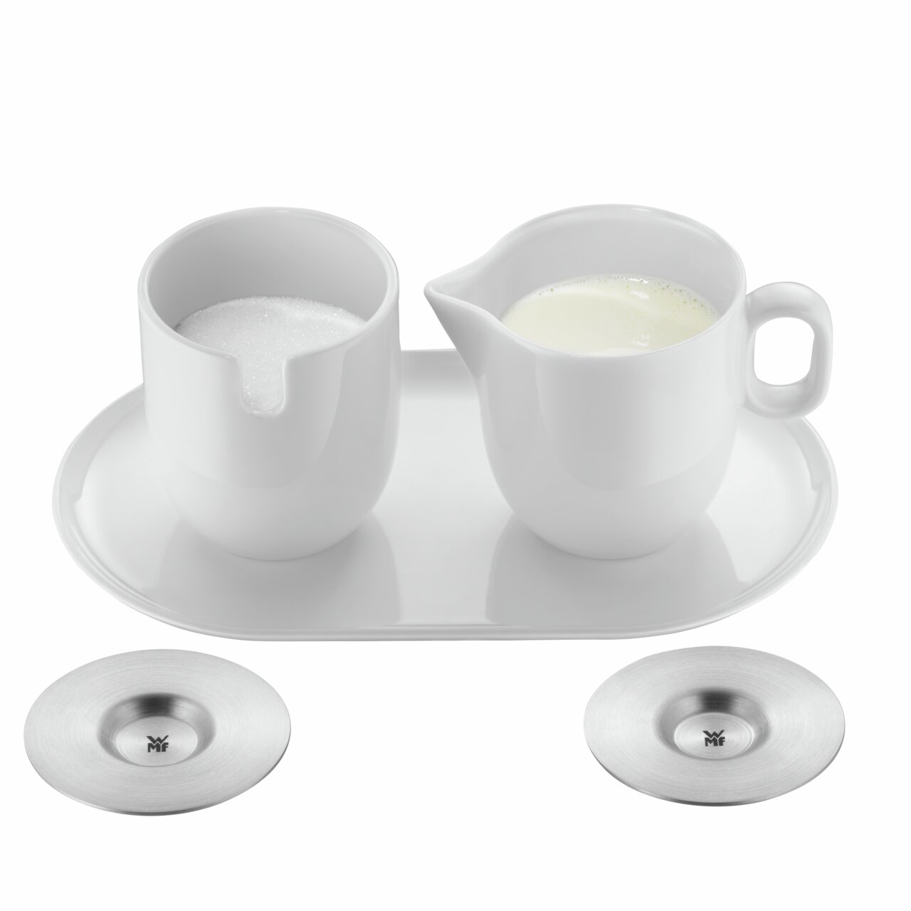 WMF Barista melk- en suikerset gezien vanuit vogelperspectief, bestaande uit een melkkan en een suikerpot op een dienblad, met twee roestvrijstalen onderzetters.